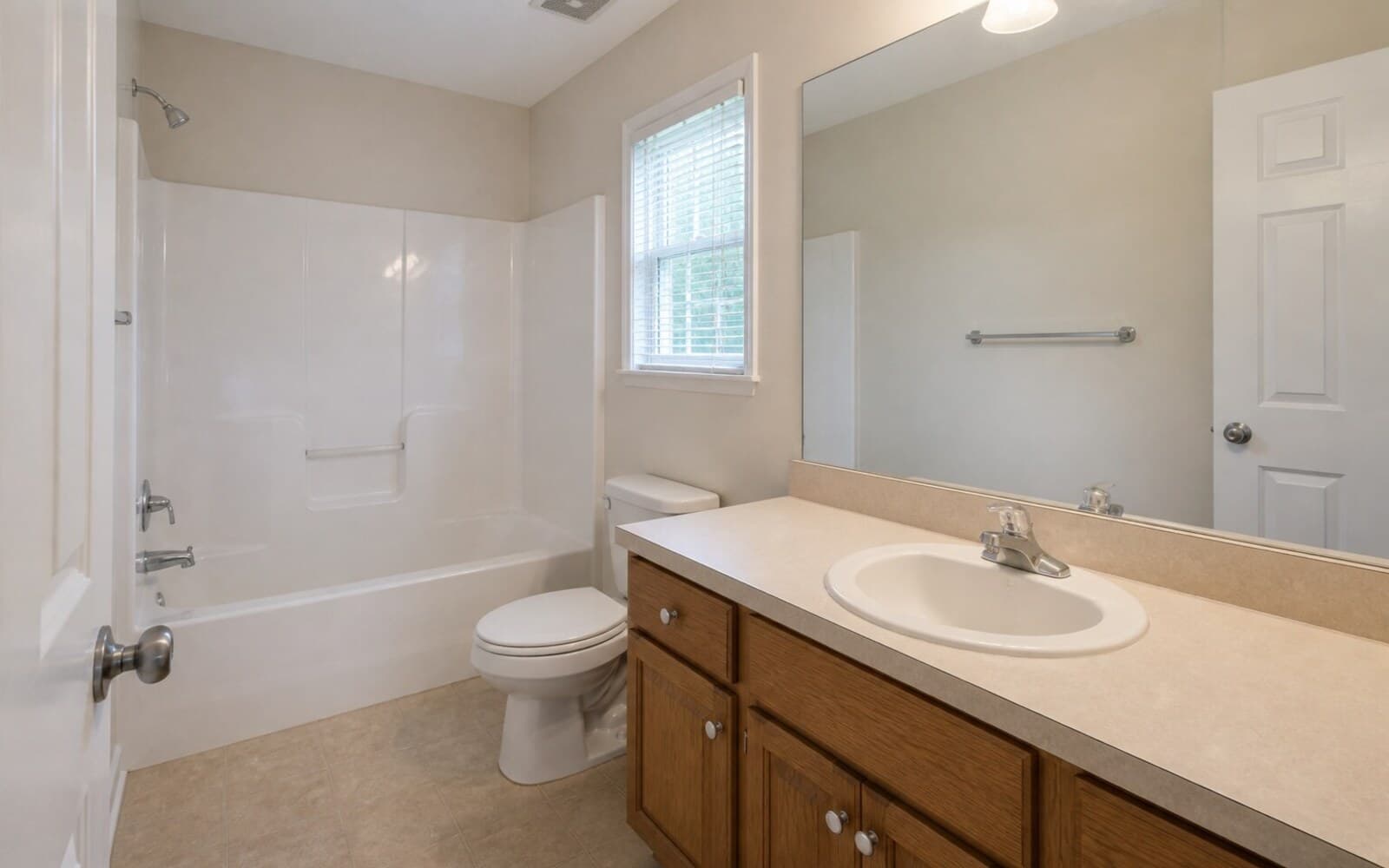 Bathroom plain bath -> spa-style sample transformation — before